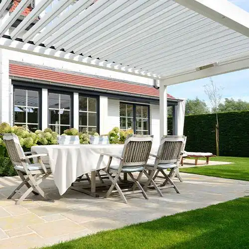 Pergola bioclimatique Brustor en aluminium sur terrasse moderne