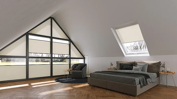 Stores plissés sur mesure MHZ dans chambre avec vitre triangulaire